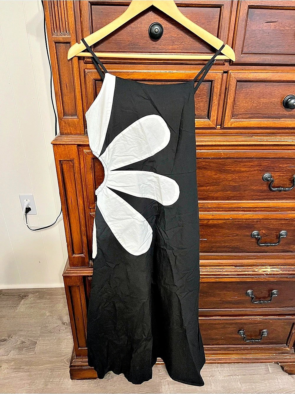 Strut & Bolt Sleeveless Side Cut-Out Flower Detail Midi Dress Black & White Size